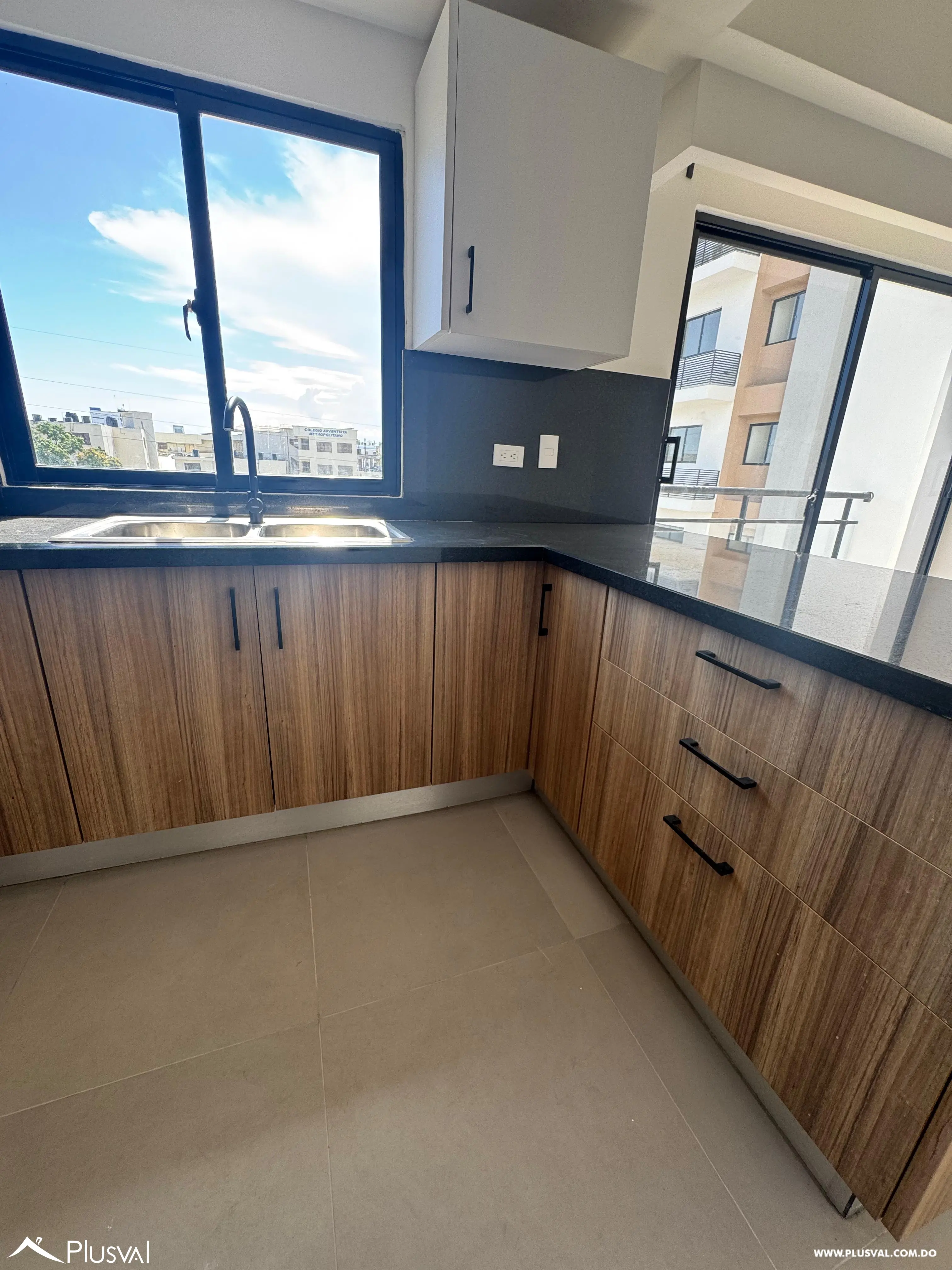 Alquiler de comodo apartamento en torre moderna de Evaristo Morales 458279