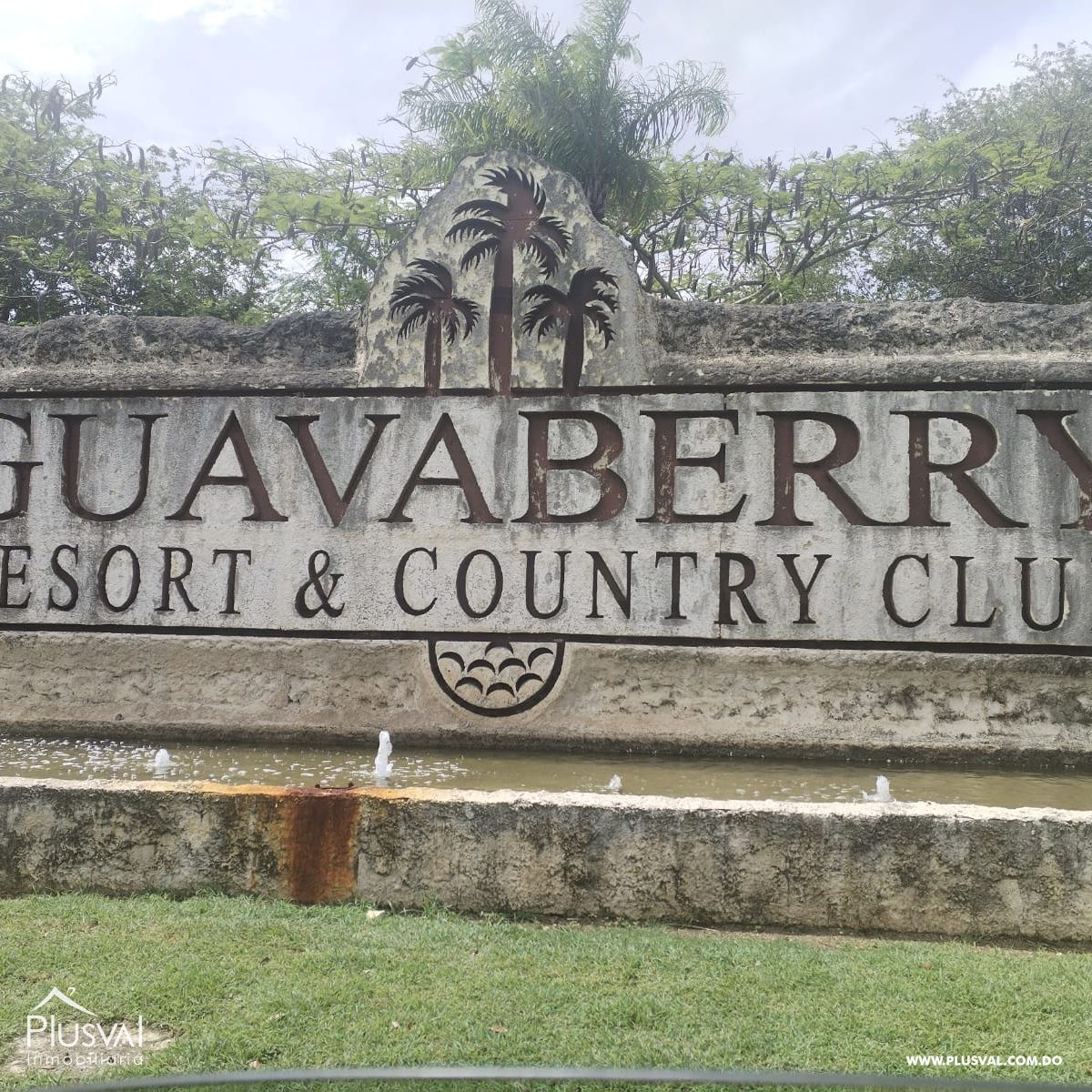 Villa en Guavaberry de dos niveles con vista hacia la piscina y campo de golf. 367982