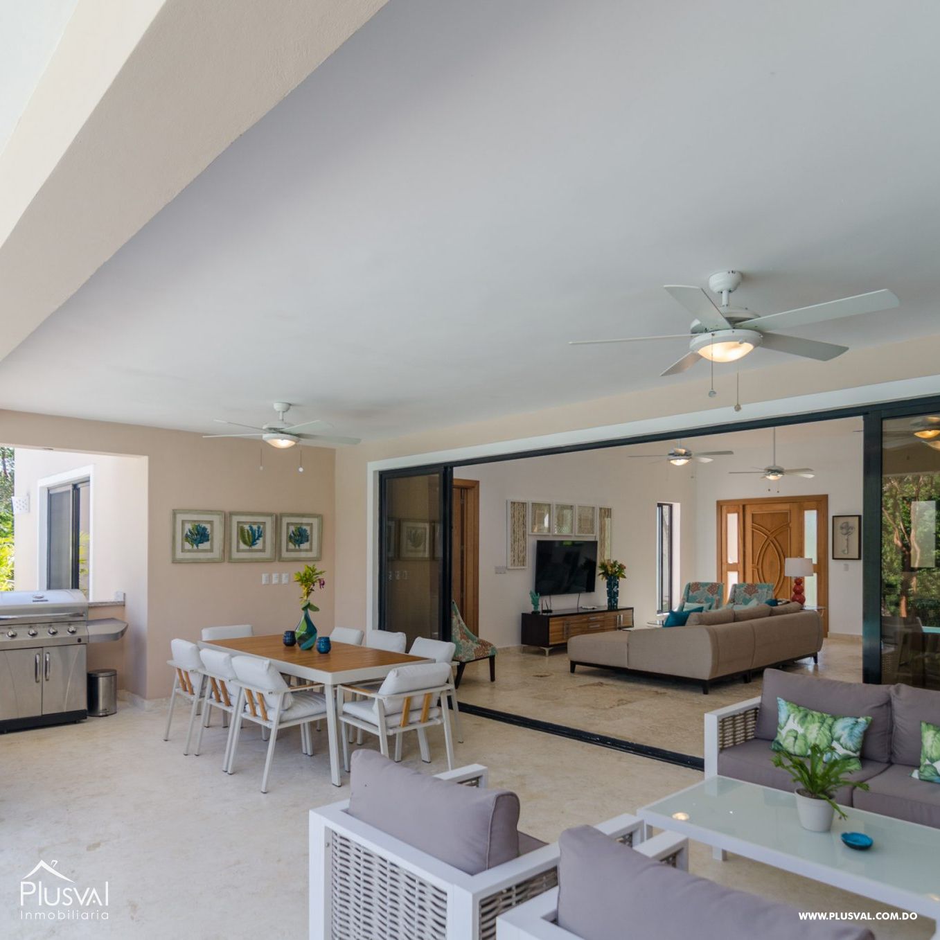 Estupenda villa ubicada a tan solo siete minutos de playa. 180020