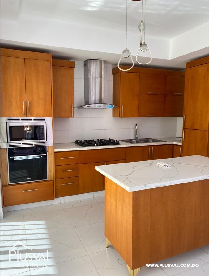 Casa Moderna de Dos Niveles en Complejo Cerrado con Diseño Funcional y Patio 483955