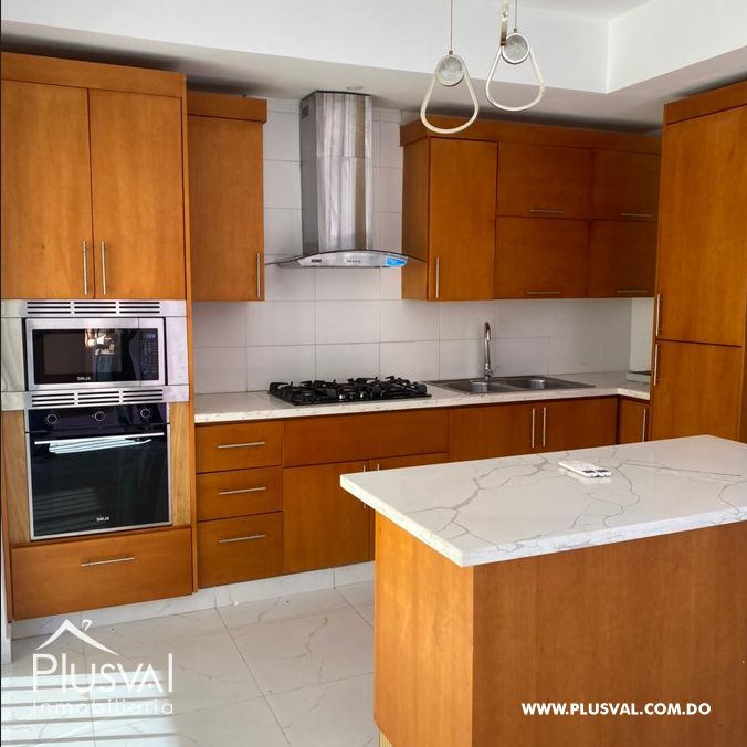 Casa Moderna de Dos Niveles en Complejo Cerrado con Diseño Funcional y Patio 483955