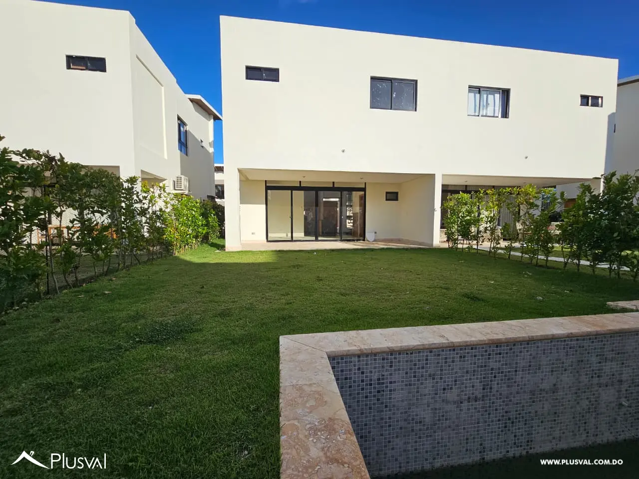 Casa en renta con piscina, terraza y jardín privado, amplios espacios y concepto abierto 477939