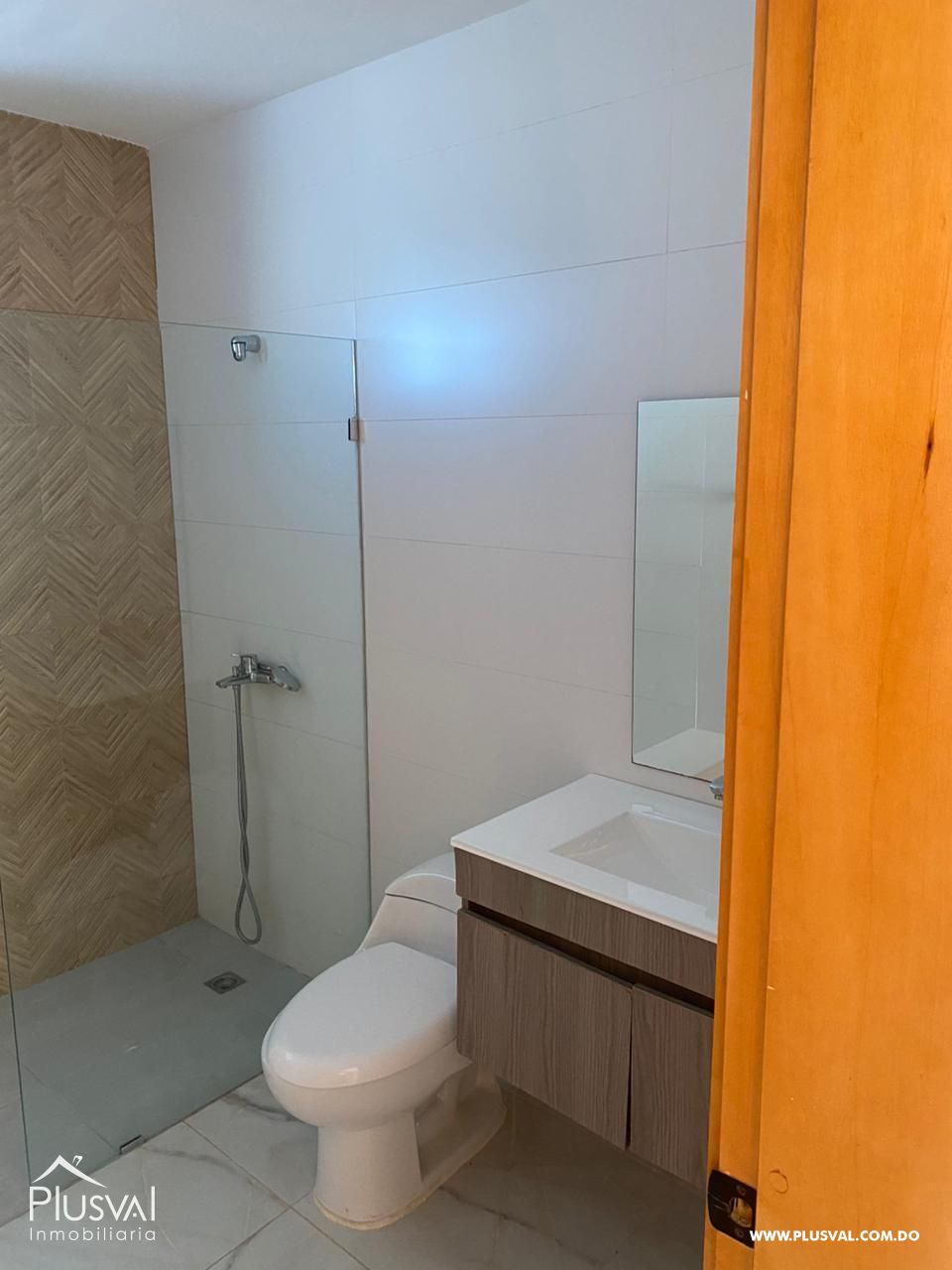 Casa Moderna de Dos Niveles en Complejo Cerrado con Diseño Funcional y Patio 483953