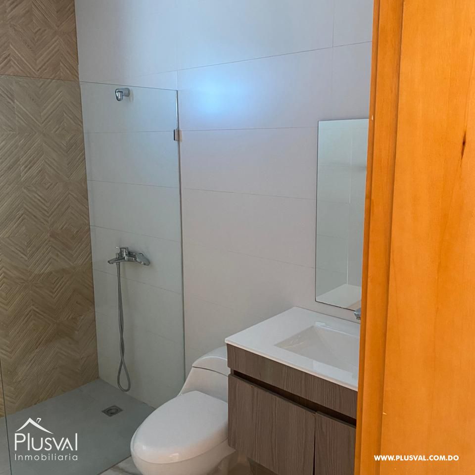 Casa Moderna de Dos Niveles en Complejo Cerrado con Diseño Funcional y Patio 483953