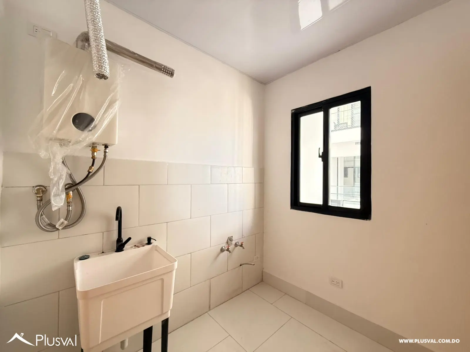 Exclusivo apartamento con balcón tipo terraza en alquiler en Alma Rosa I 478744