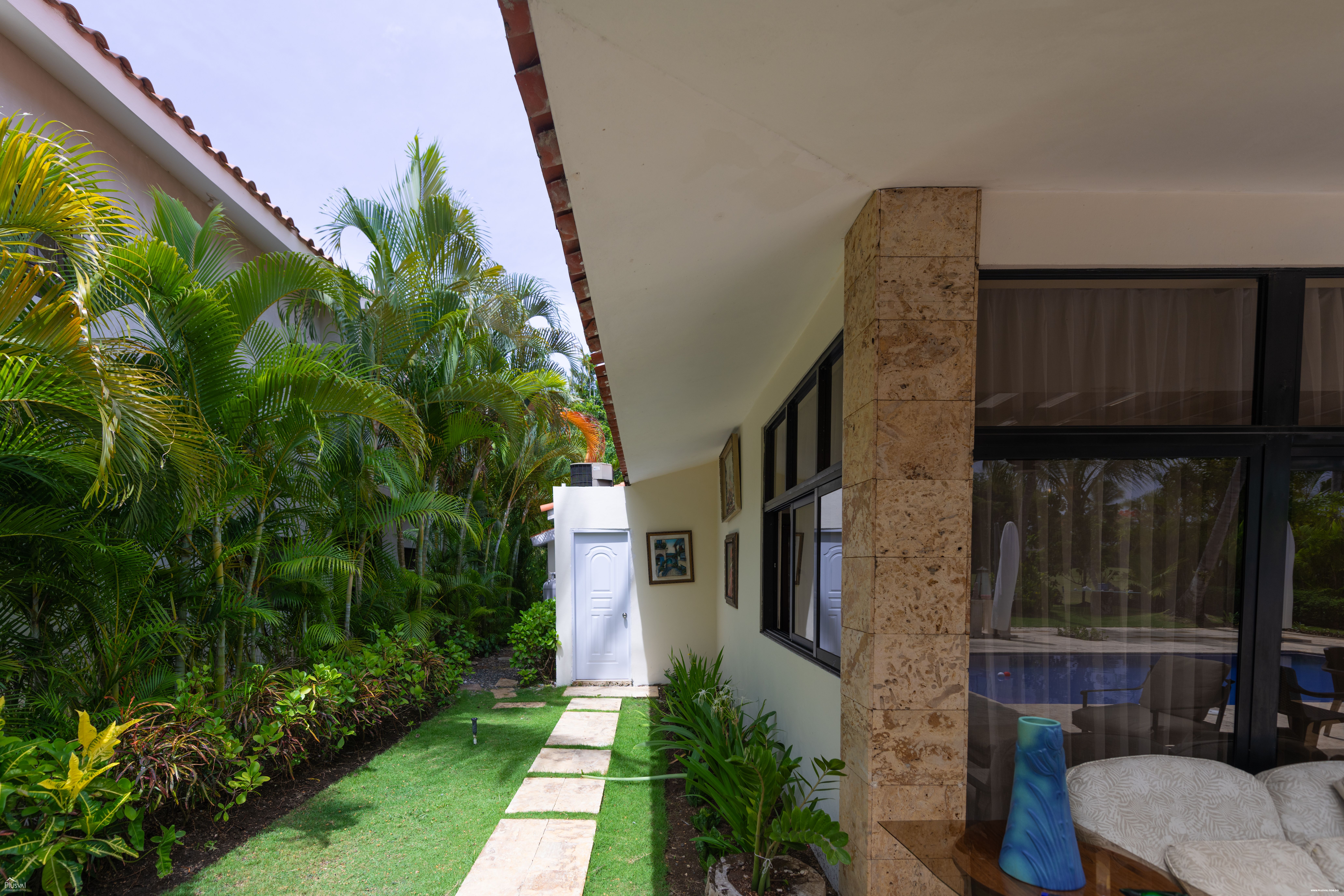 Villa en venta en metro Country Club con piscina privada y vista al campo de golf 456528
