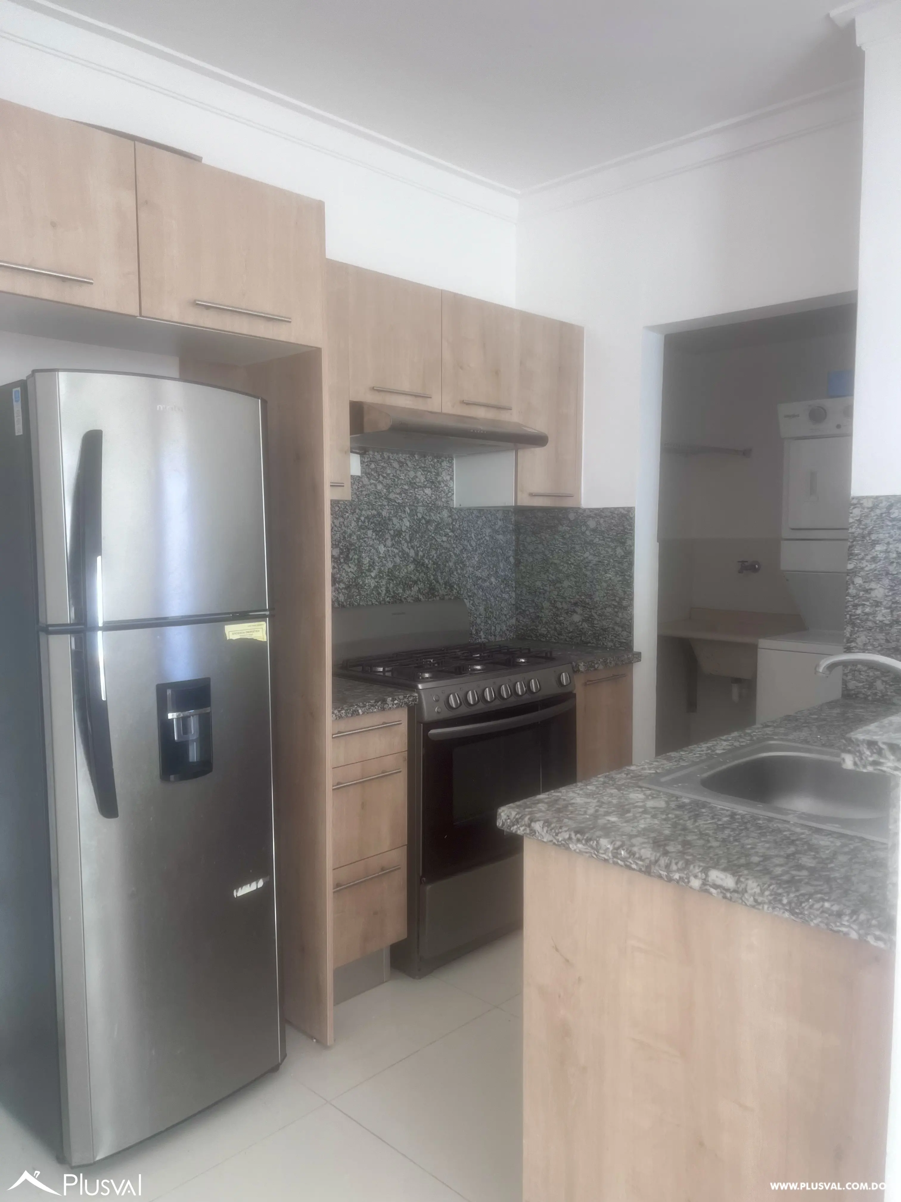 Alquiler con línea blanca incluida en Gazcue. 471299