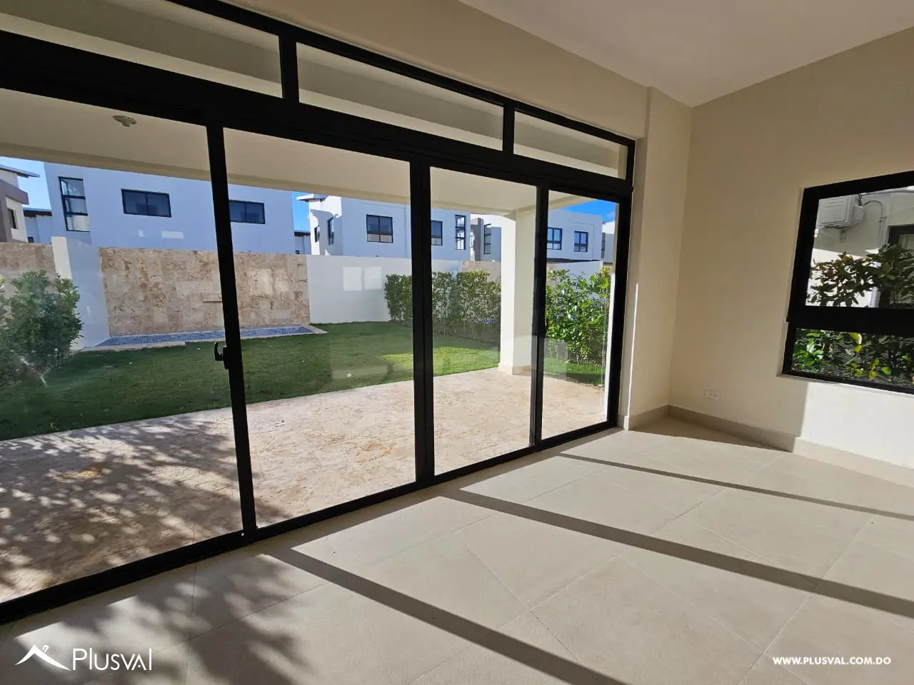 Casa en renta con piscina, terraza y jardín privado, amplios espacios y concepto abierto 477946