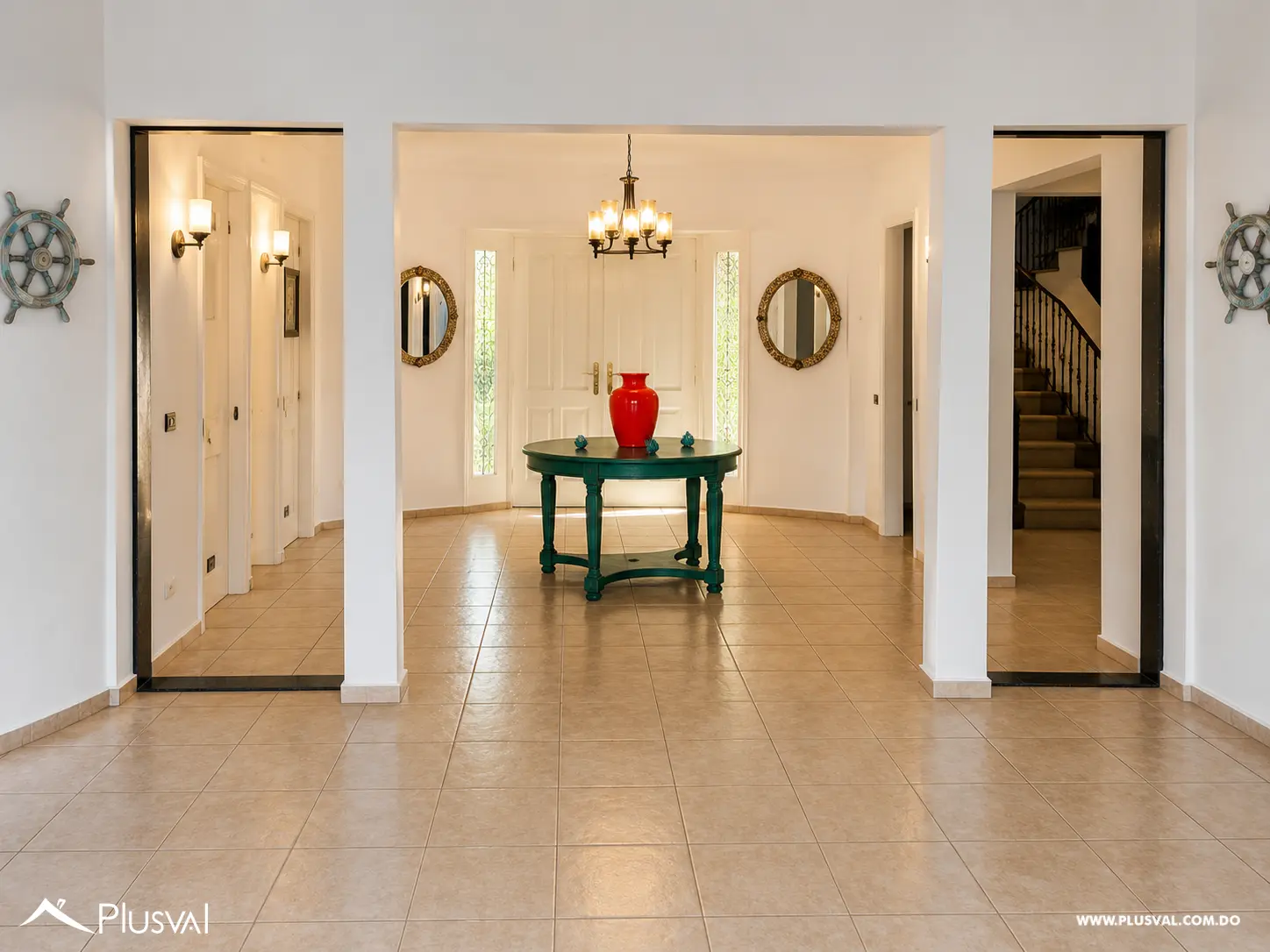 Villa Amueblada en Venta con Jacuzzi y Vista al Campo de Golf en Metro Country Club 504767