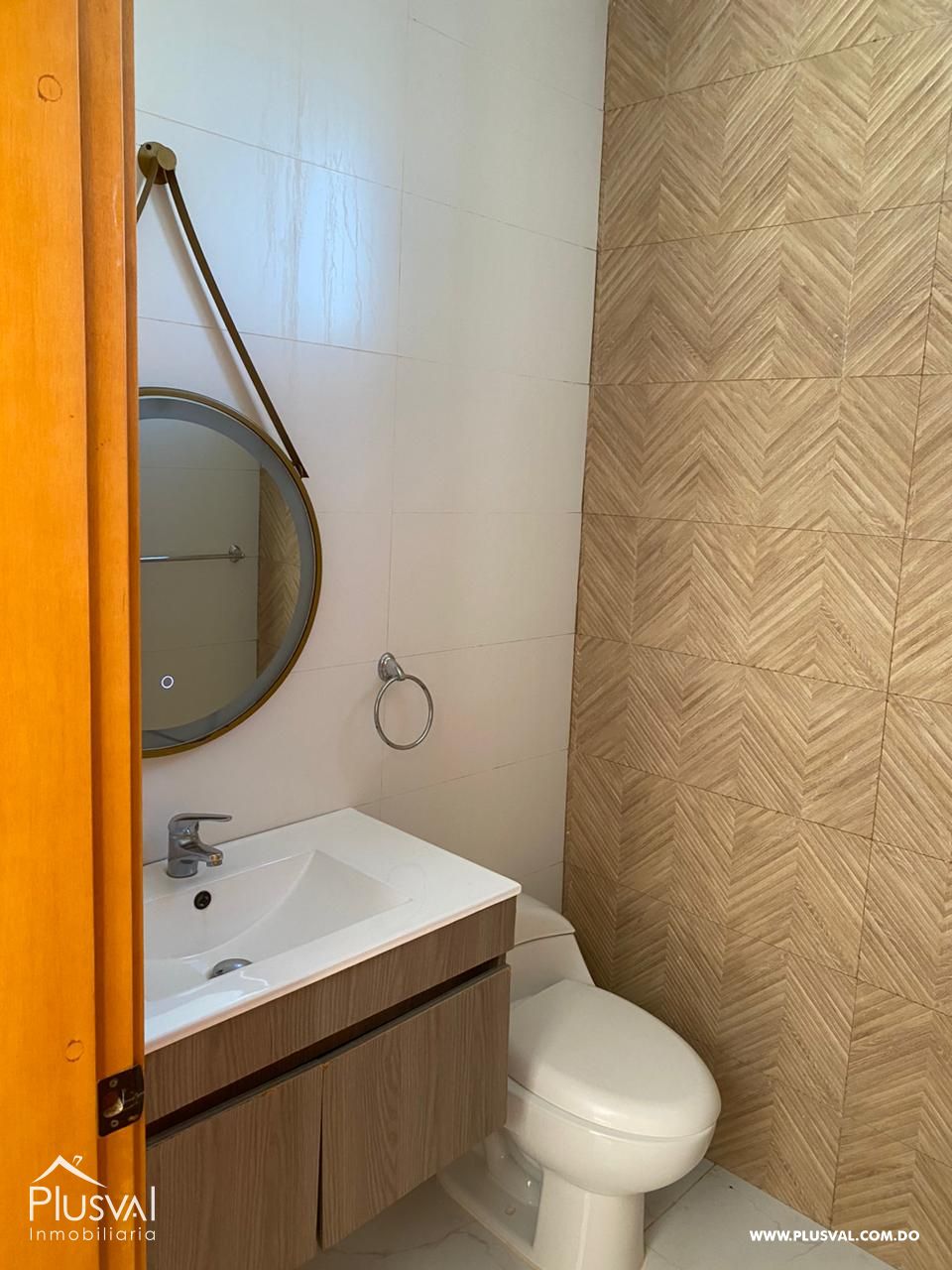 Casa Moderna de Dos Niveles en Complejo Cerrado con Diseño Funcional y Patio 483971