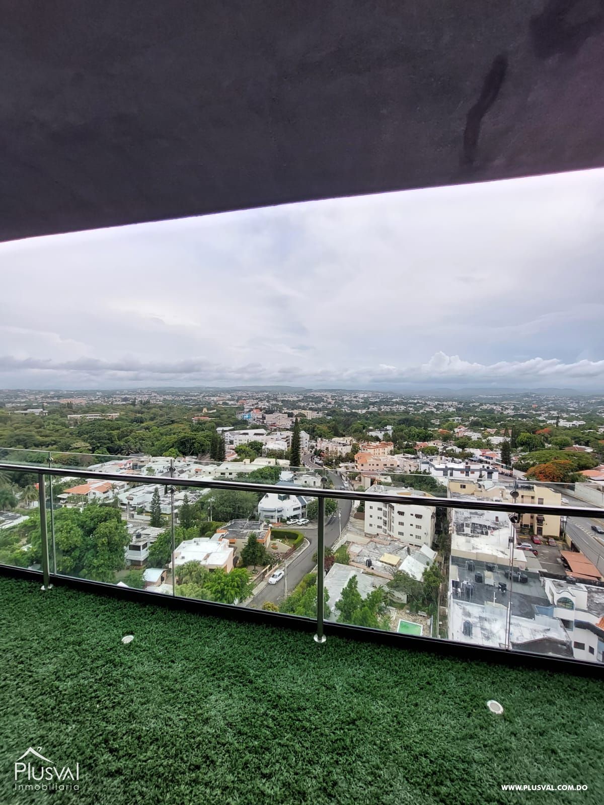 Amplio apartamento en alquiler ubicado en zona privilegiada de Santiago. 257785