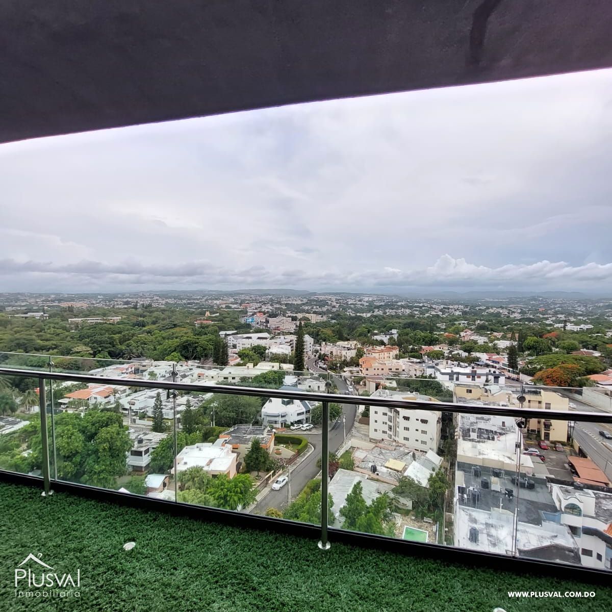 Amplio apartamento en alquiler ubicado en zona privilegiada de Santiago. 257785