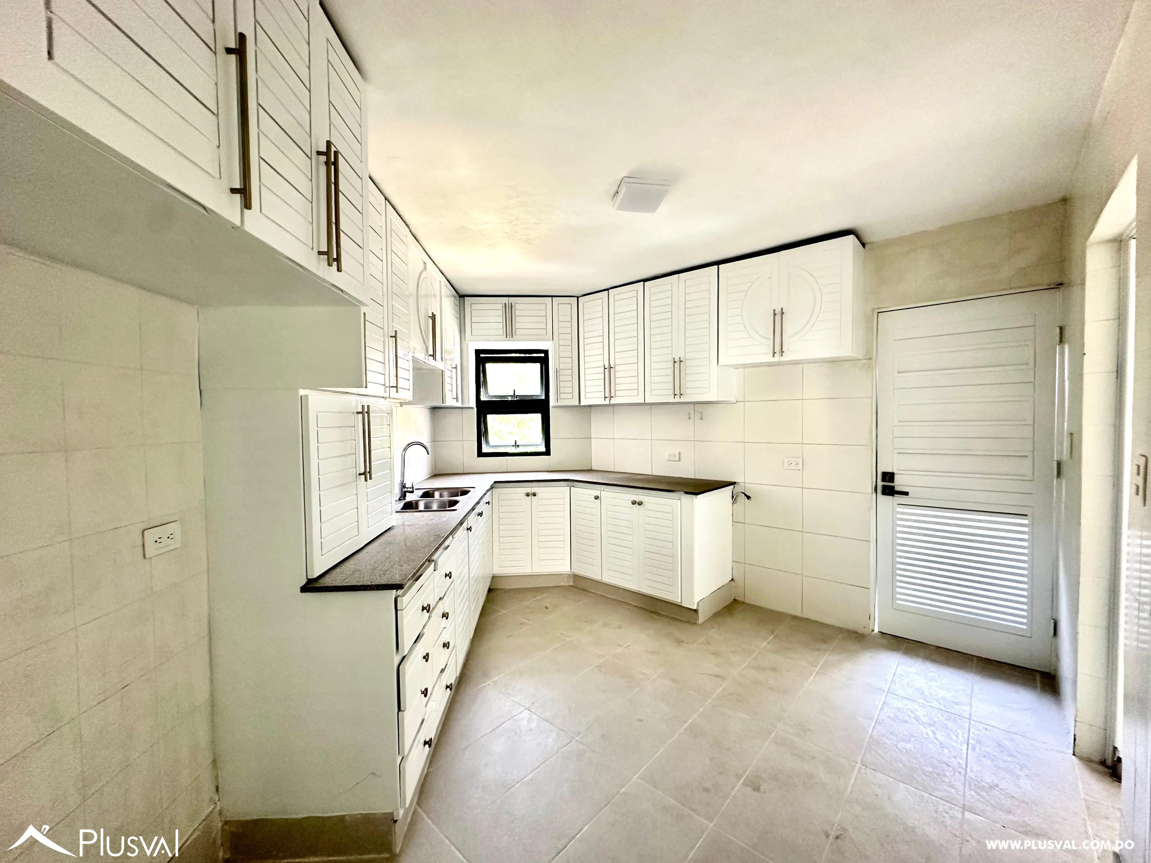 Apartamento de 3 habitaciones en Evaristo Morales 525956