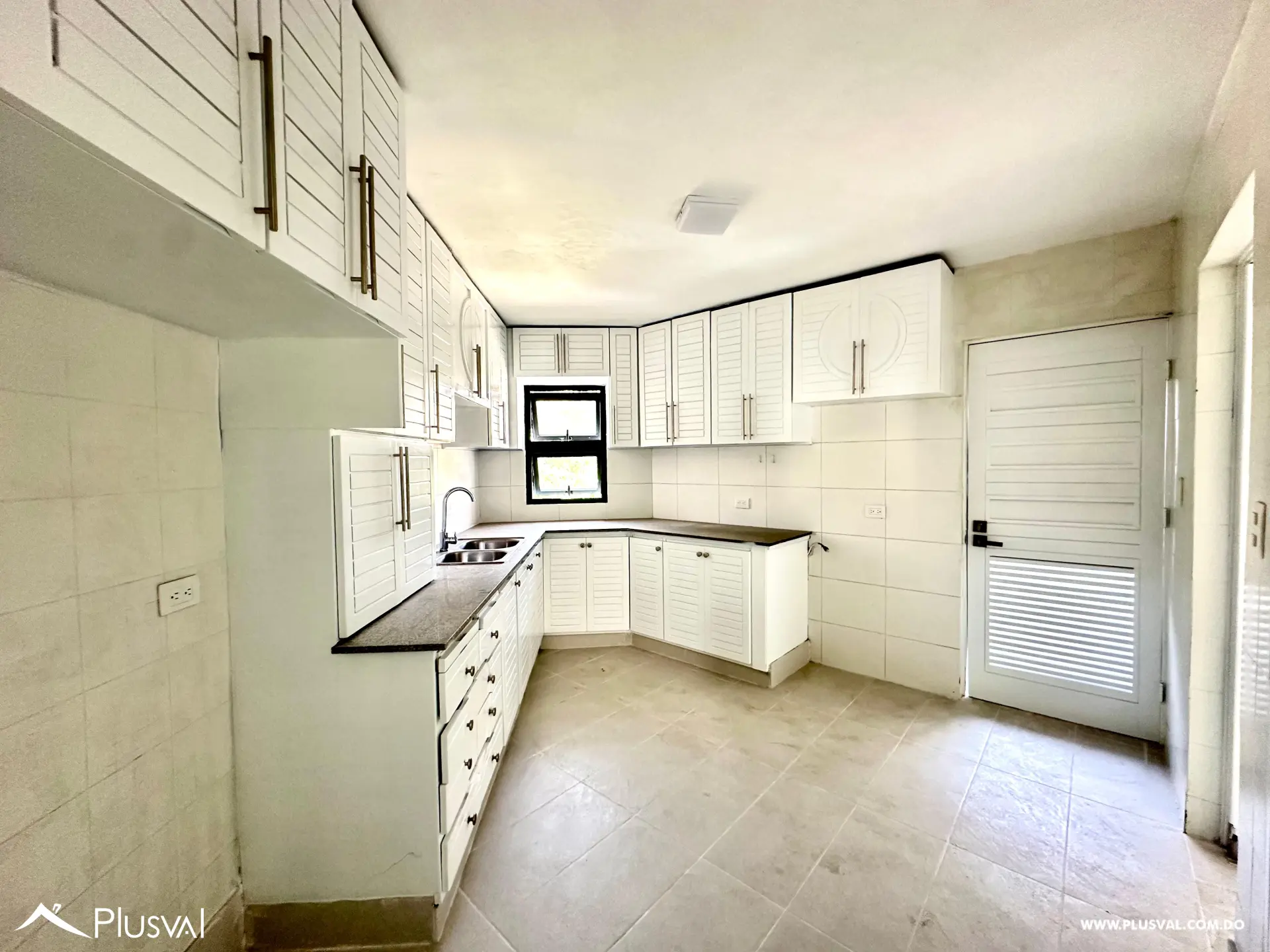 Apartamento de 3 habitaciones en Evaristo Morales 525956