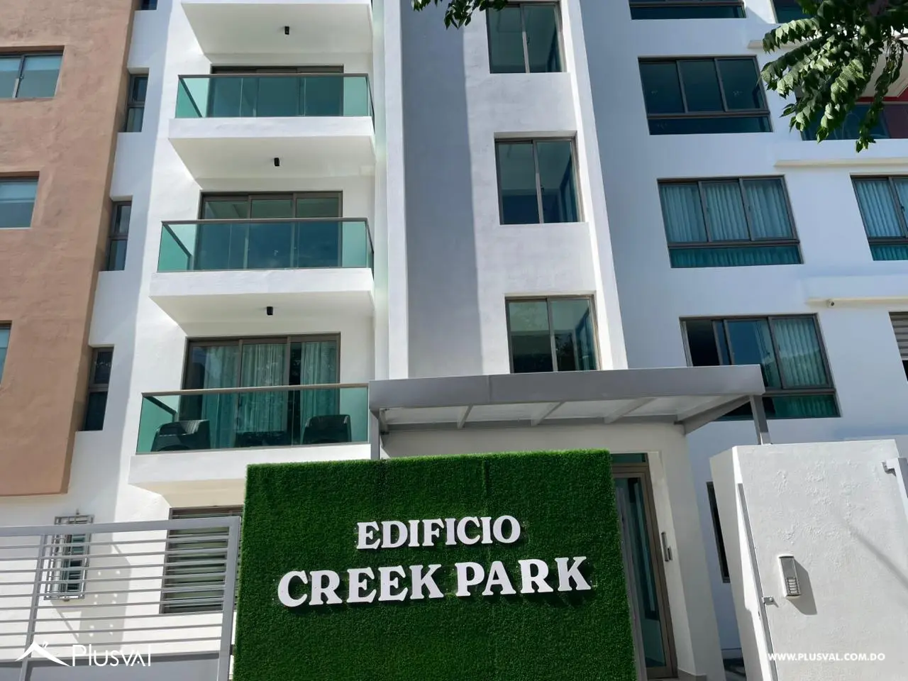 Apartamento en 1er Nivel con Tres Habitaciones y Family Room en La Vega 524723