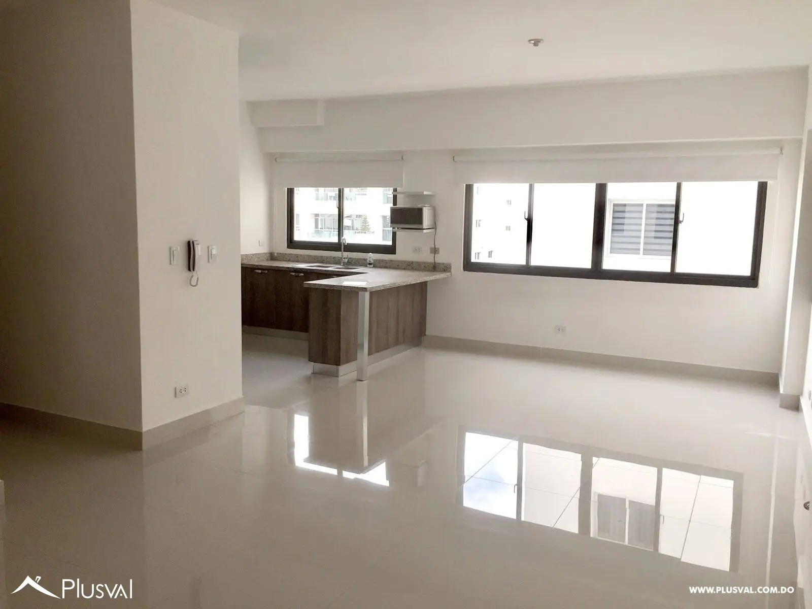 Apartamento en torre de 75 m² con 1 habitación, 2 baños y línea blanca. 512878