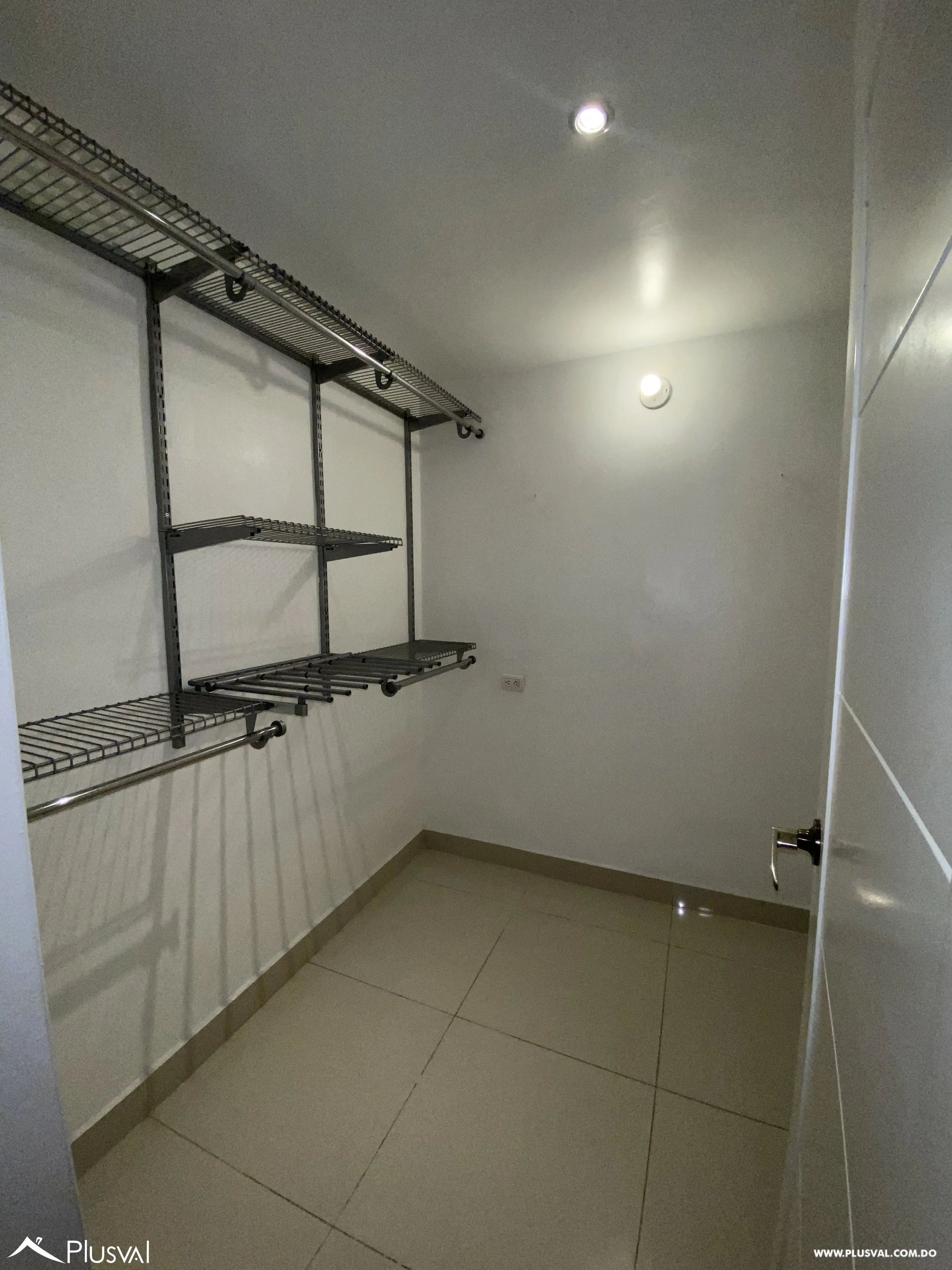 Se alquila amplio apartamento en Serralles. 469176
