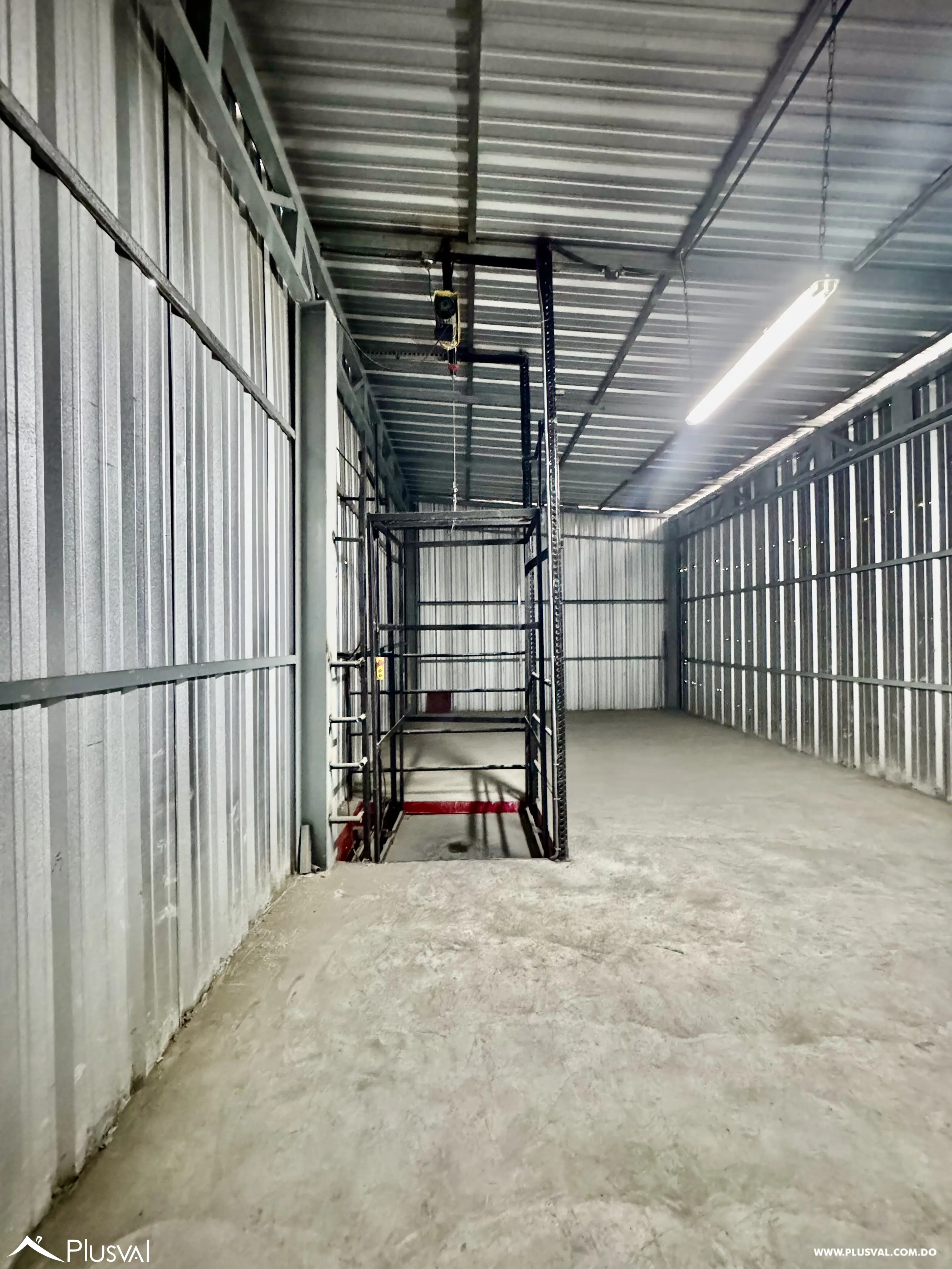 Alquilo Nave de 2 niveles  de 200 Mt2 en La Av. Isabel Aguiar 482820