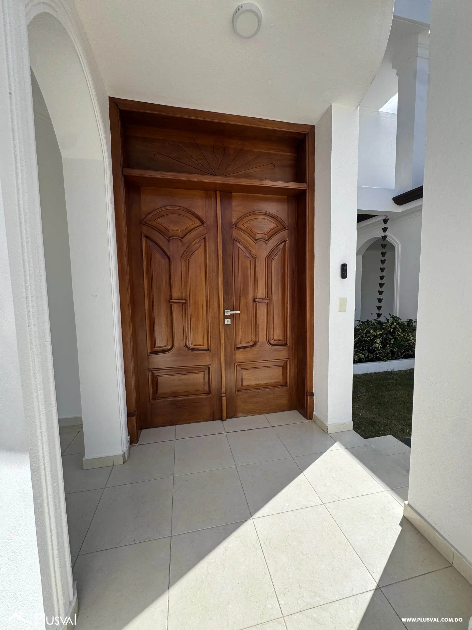 Casa de Dos Niveles en Alquiler en Exclusivo Complejo Habitacional Privado 528679