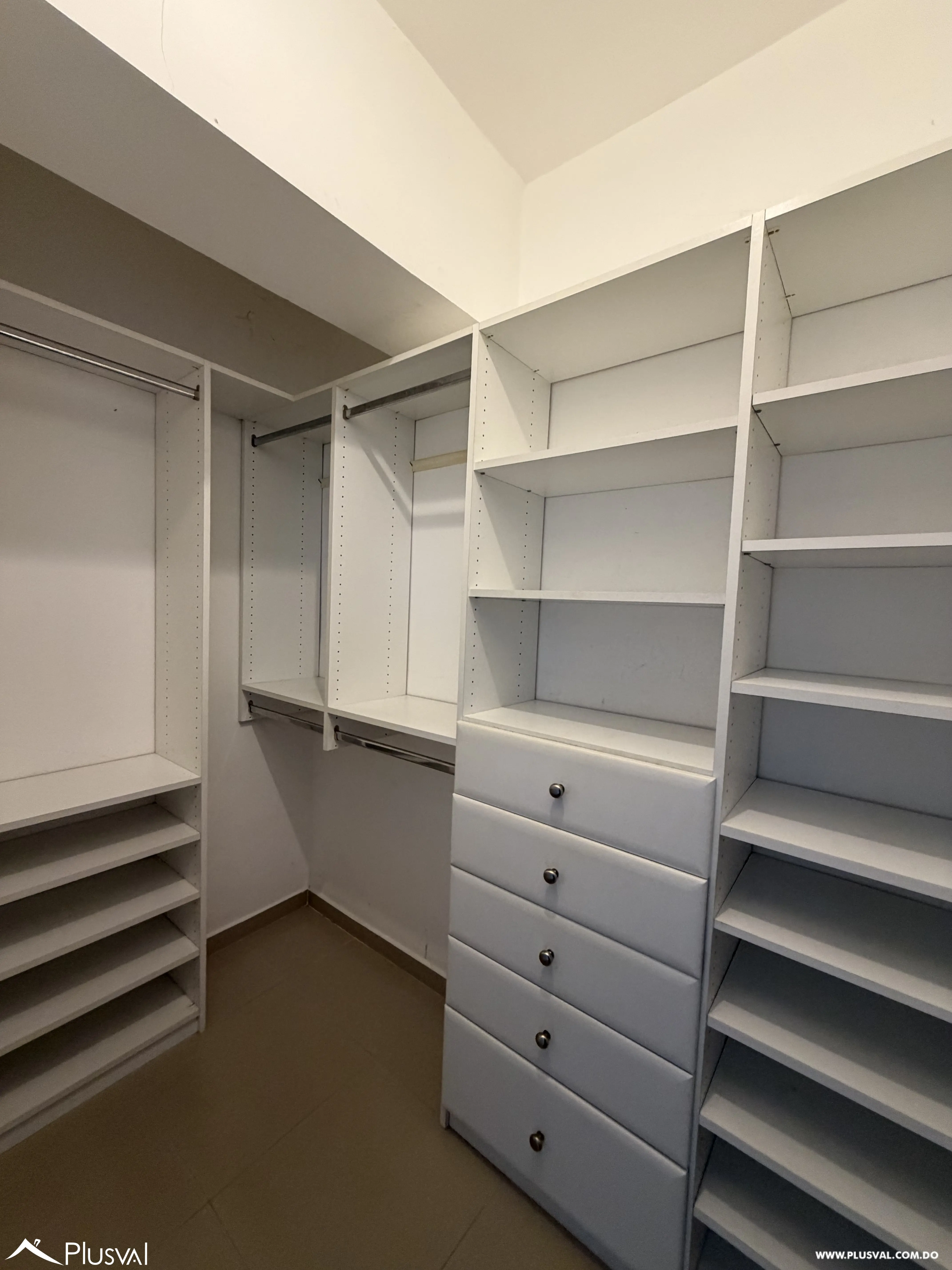 Apartamento en alquiler amueblado en el sector de Naco con 1 hab y 1 parqueo. 532864