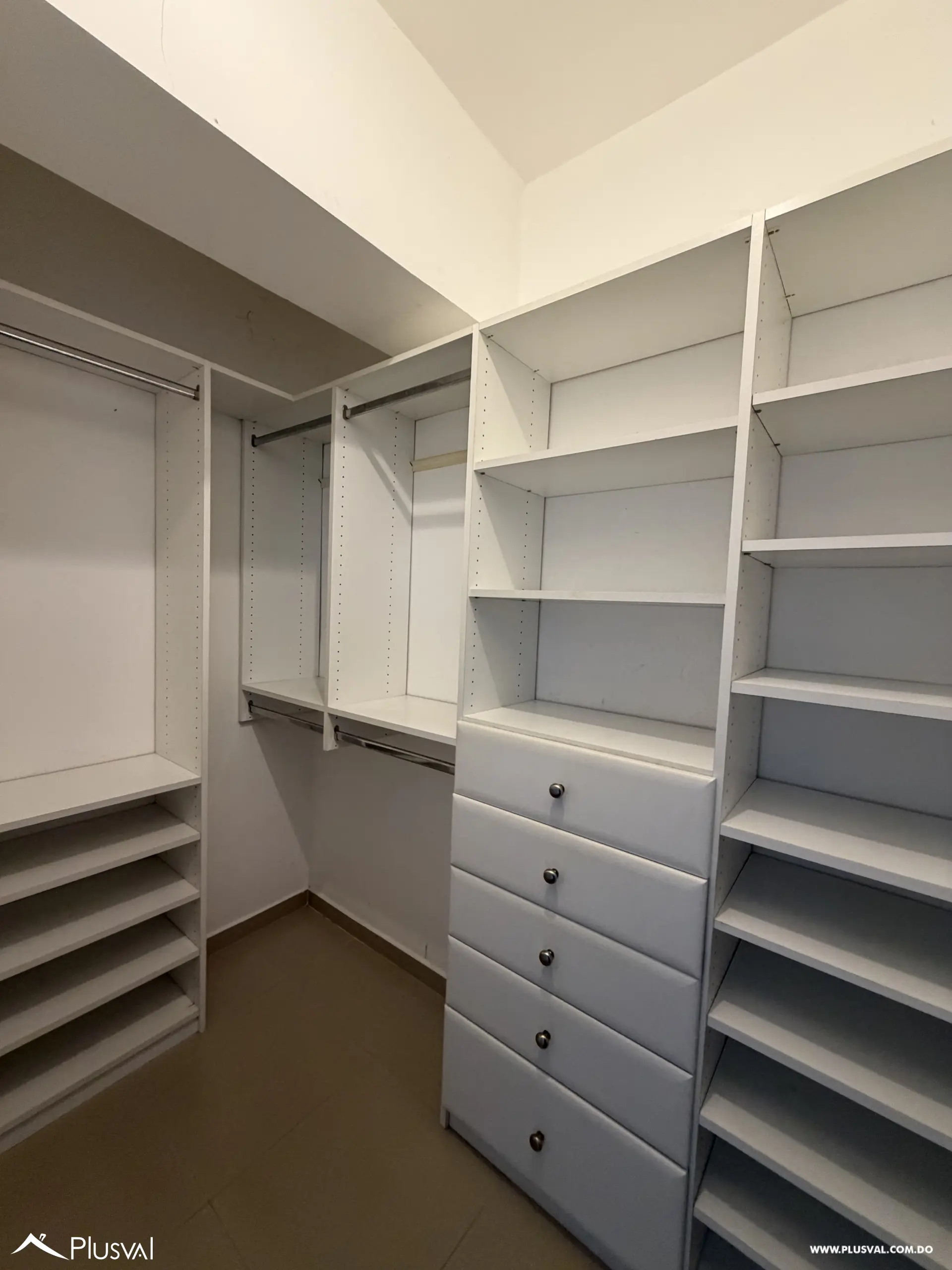 Apartamento en alquiler amueblado en el sector de Naco con 1 hab y 1 parqueo. 532864