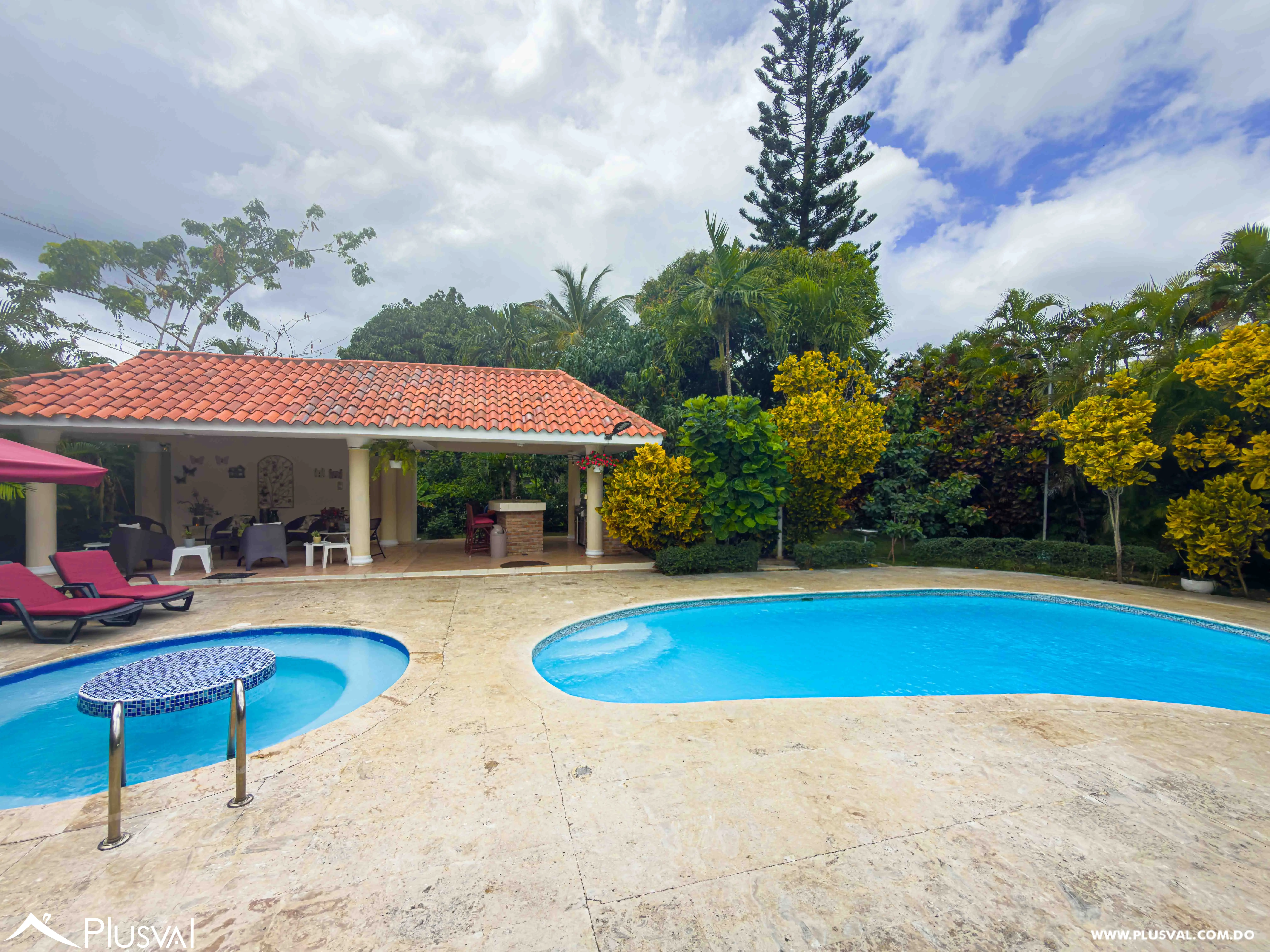 Villa en Venta en Juan Dolio con Piscina, Gazebo y Amplio Patio en Comunidad de Golf 496580