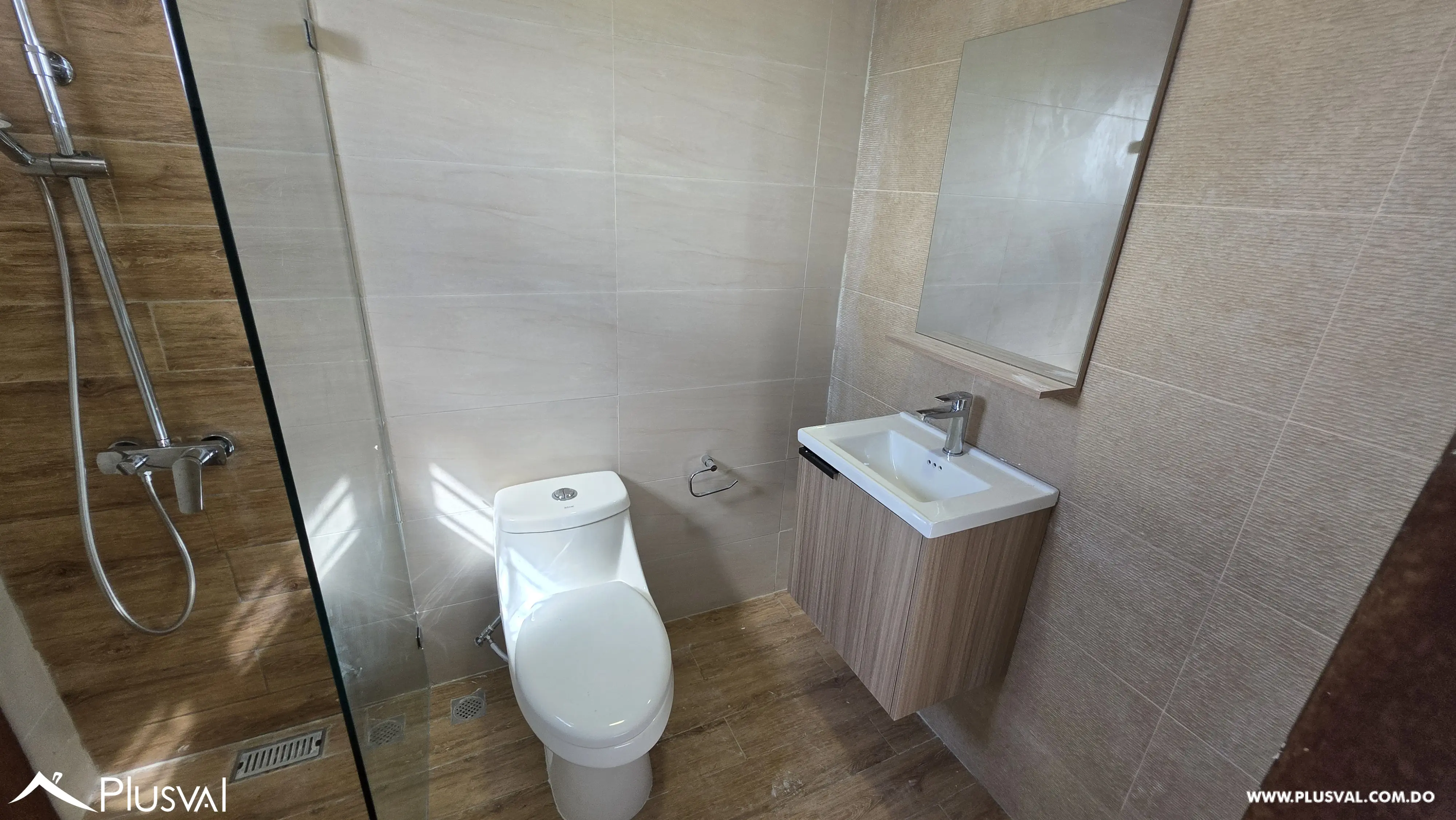 Amplio apartamento en alquiler en Evaristo Morales 536930