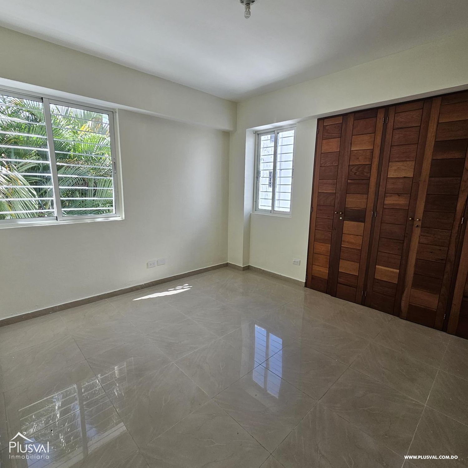 Amplio apartamento con balcón frontal en Urb. Real 473517