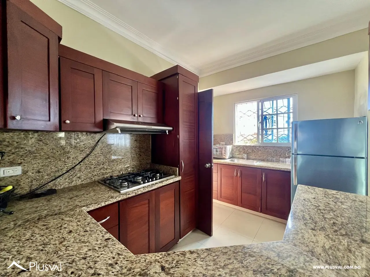 Apartamento en Venta en Ensanche Ozama con Cocina Remodelada y Amplio Balcón 479335