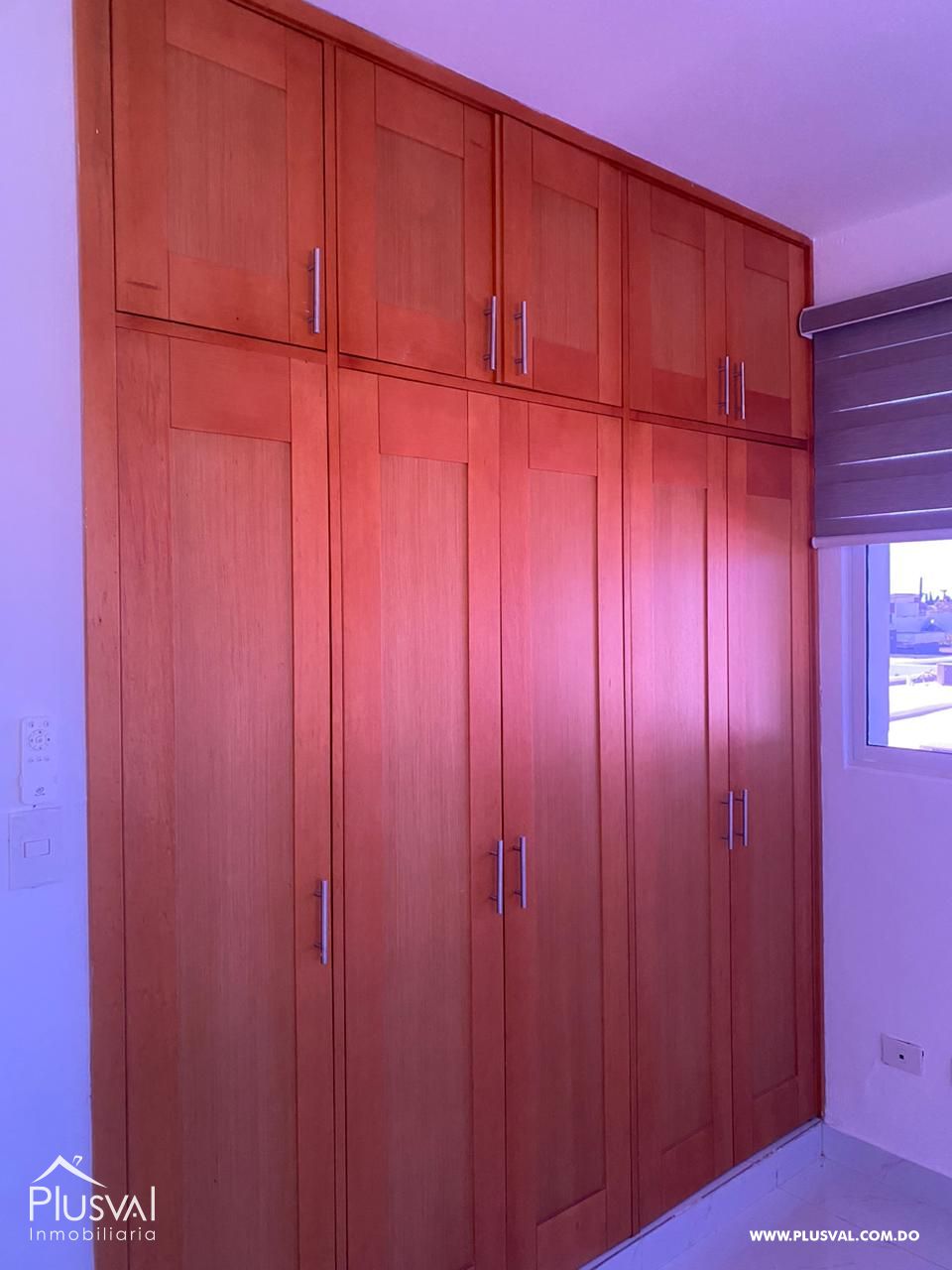 Casa Moderna de Dos Niveles en Complejo Cerrado con Diseño Funcional y Patio 483954