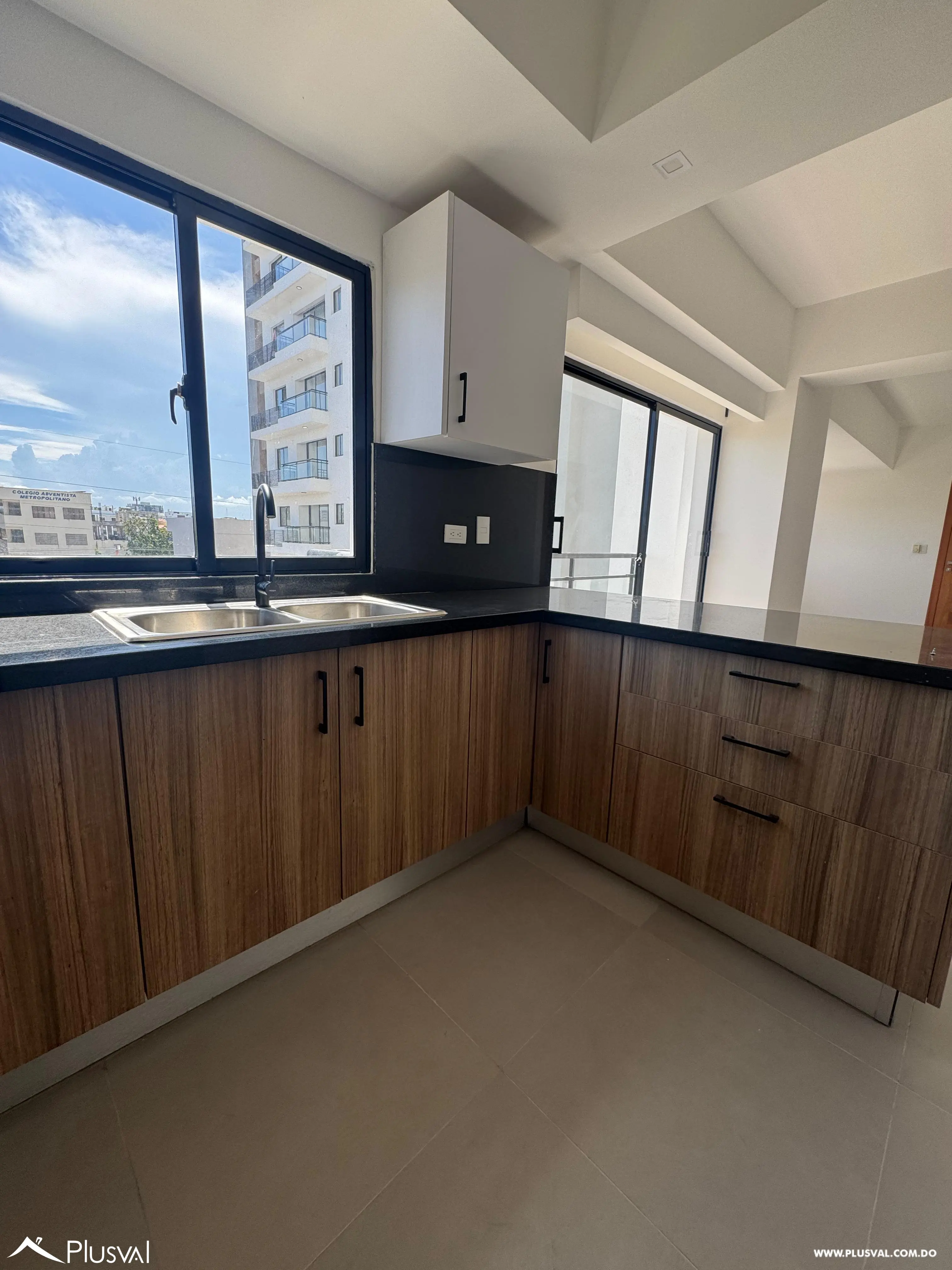 Alquiler de comodo apartamento en torre moderna de Evaristo Morales 458205