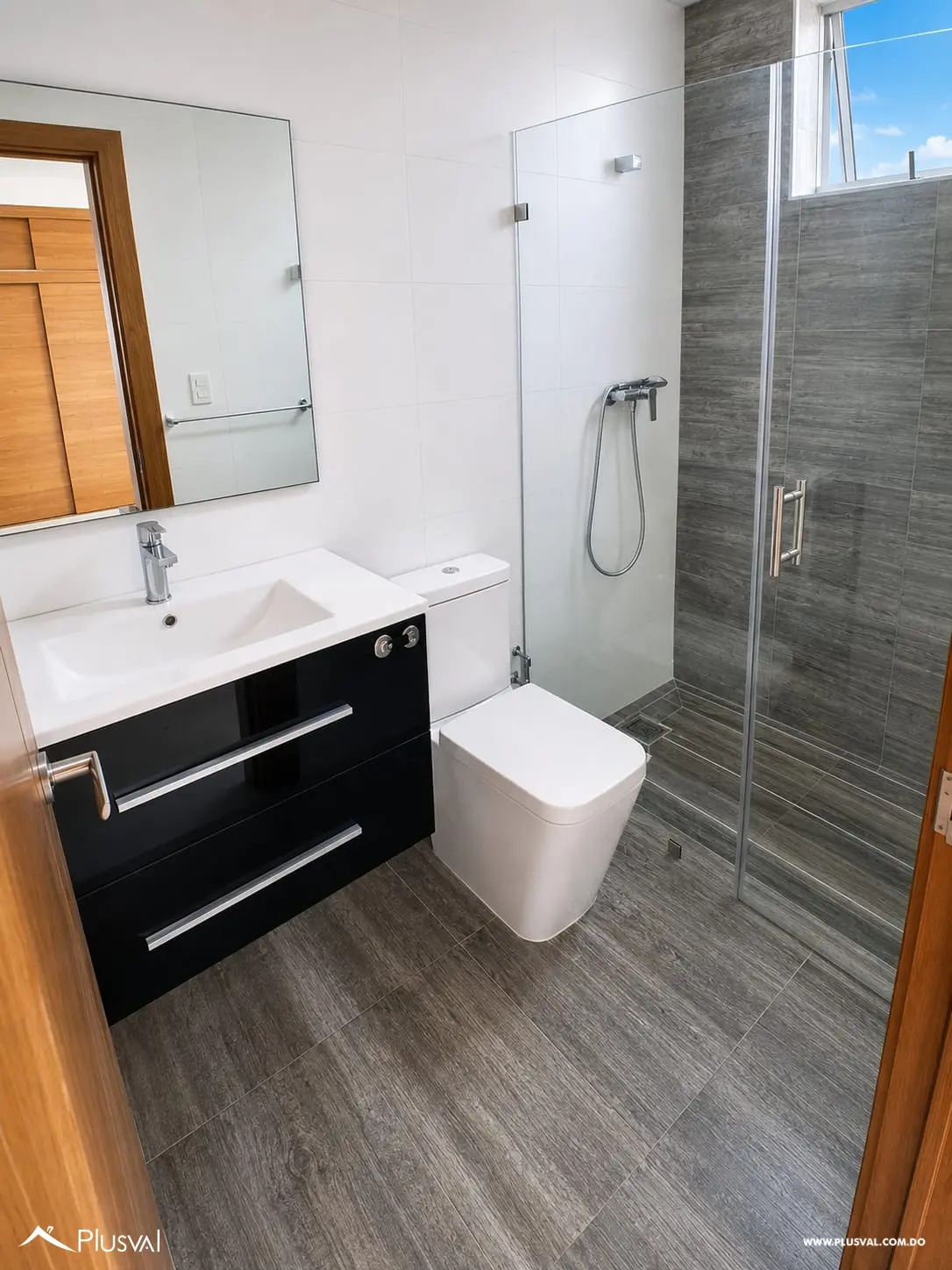 Apartamento con amplio balcon en torre con amenidades en venta 518783