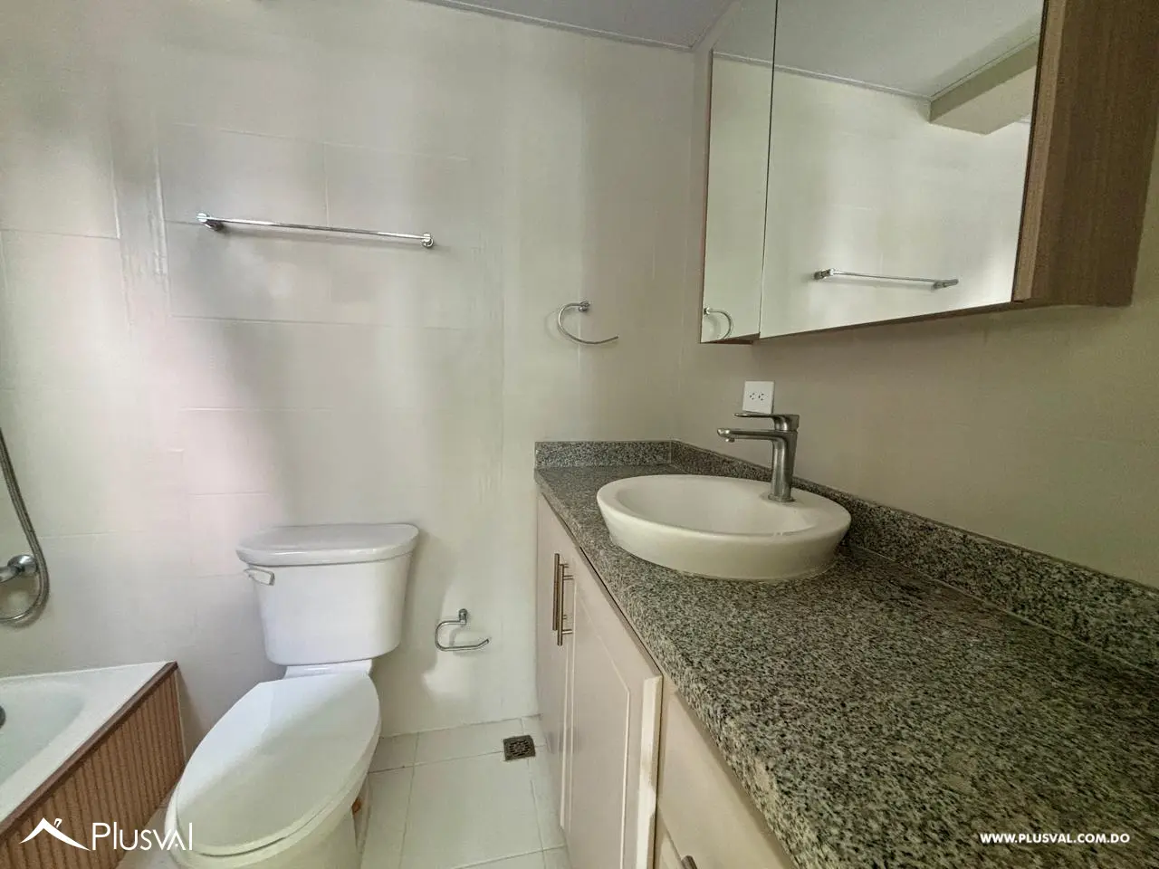 Amplio apartamento con terraza en venta en Evaristo Morales 517765