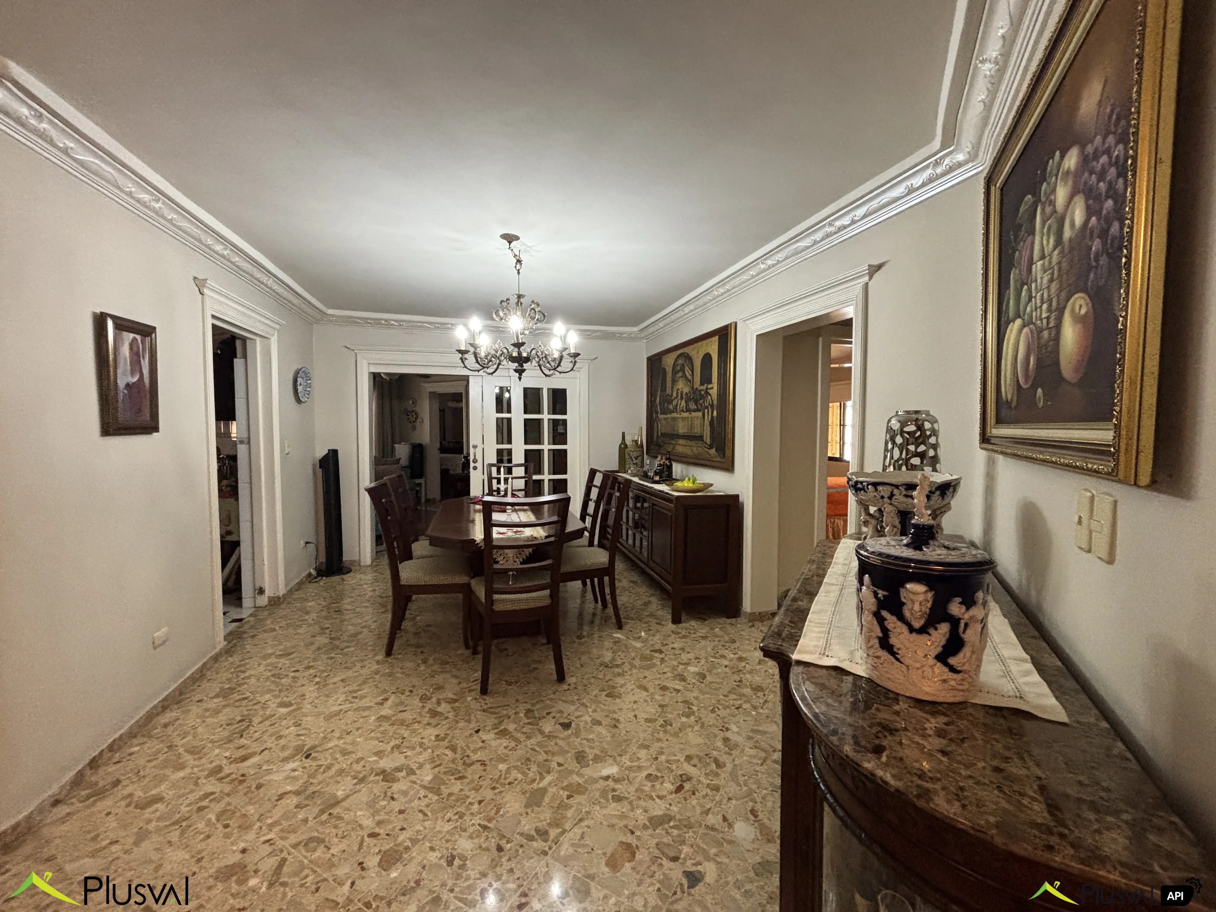 Clásico y amplio apartamento en Venta parcialmente remodelado en primer nivel ubicado en el centro de Piantini, cerca de restaurants, plazas comerciales, salones de belleza, supermercados, etc. 447227