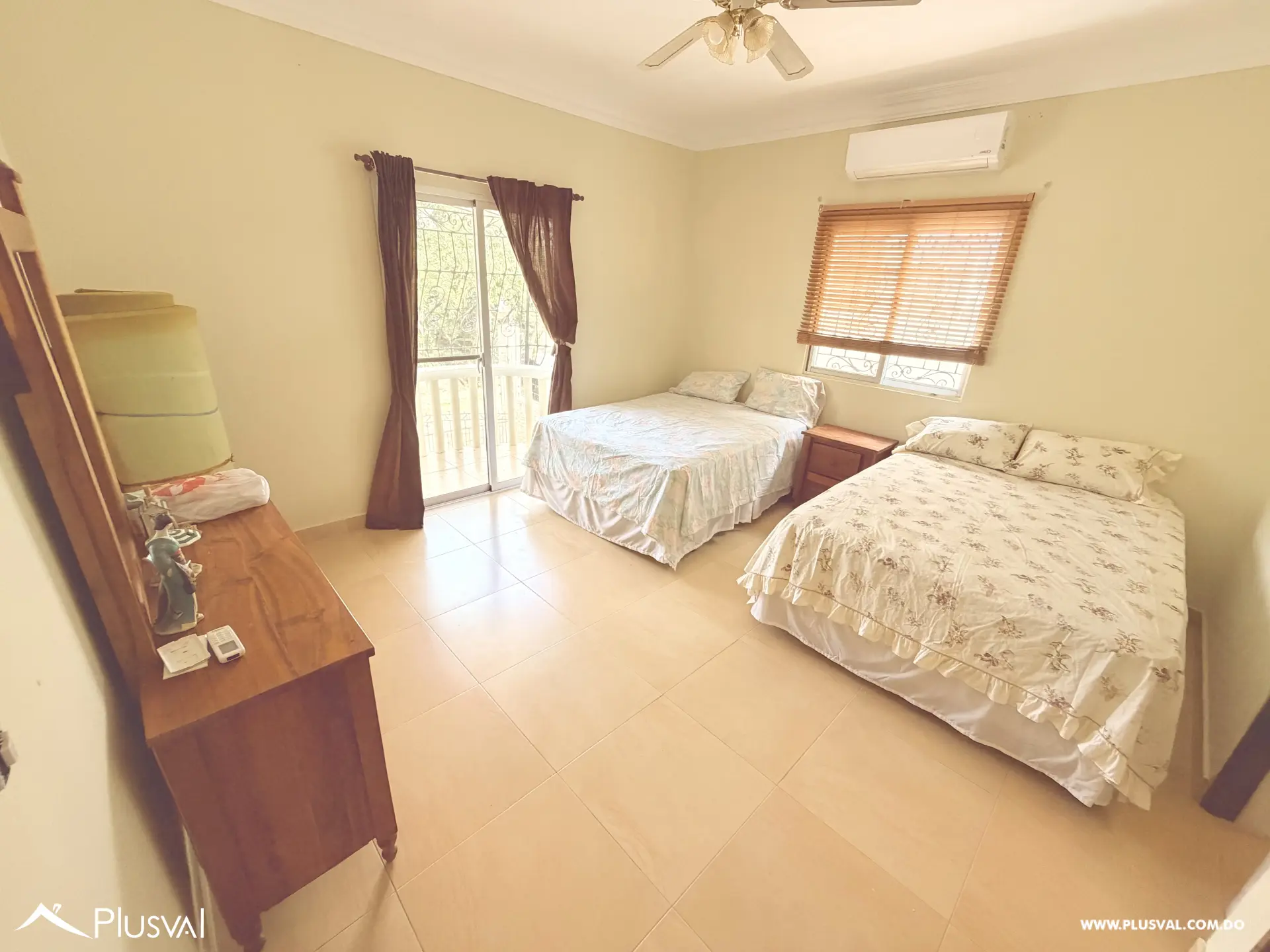 Casa de 3 Niveles con Piscina y Área Social en Juan Dolio 513202