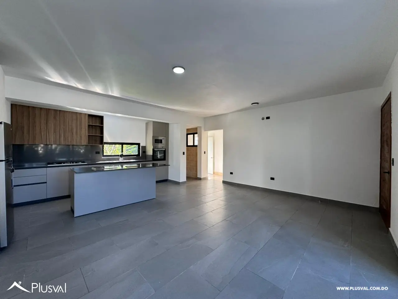 Apartamento en primer nivel con patio y balcón frontal en Cabarete 483709