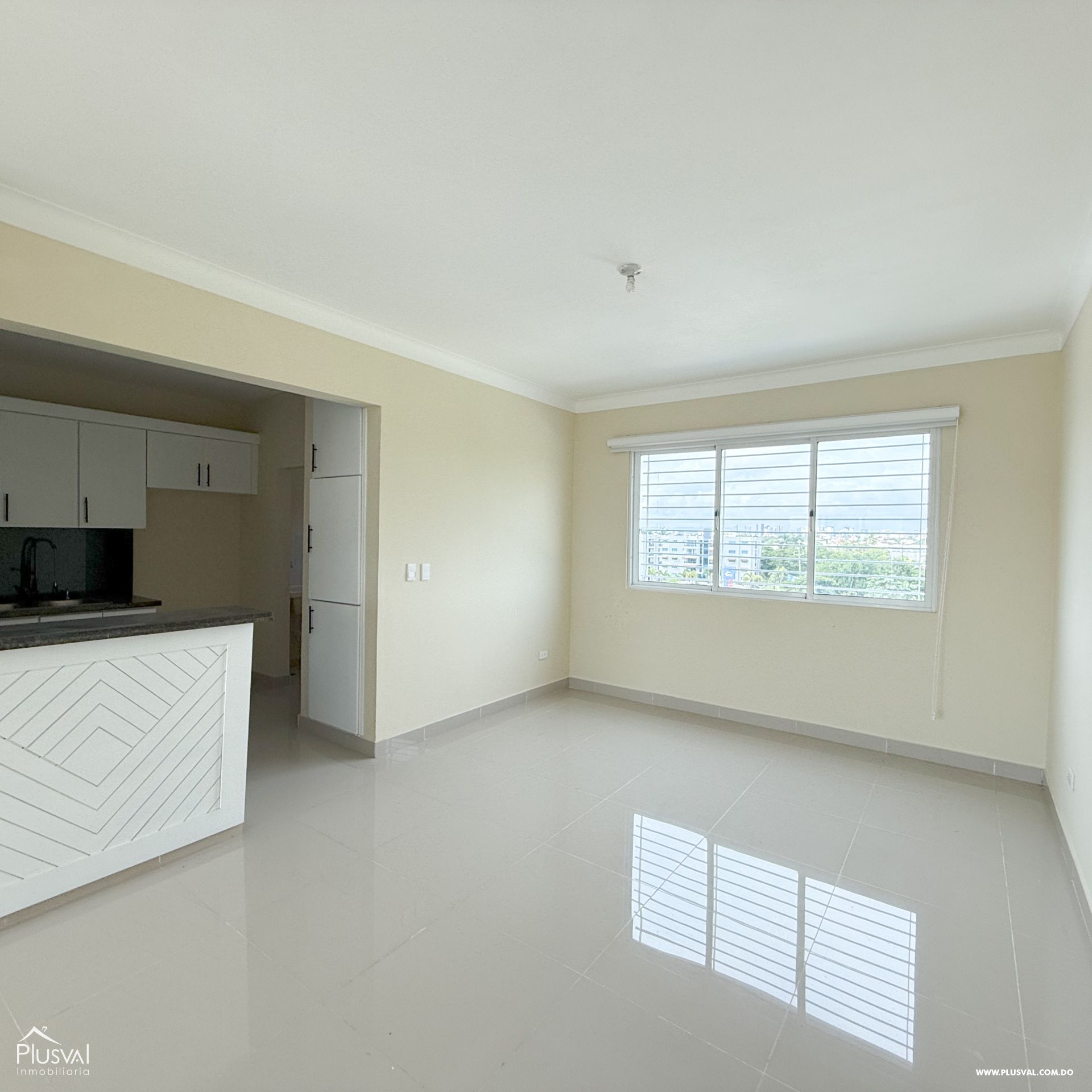 Venta de apartamento en Exclusiva Área de Santiago con parqueos techados. 397834