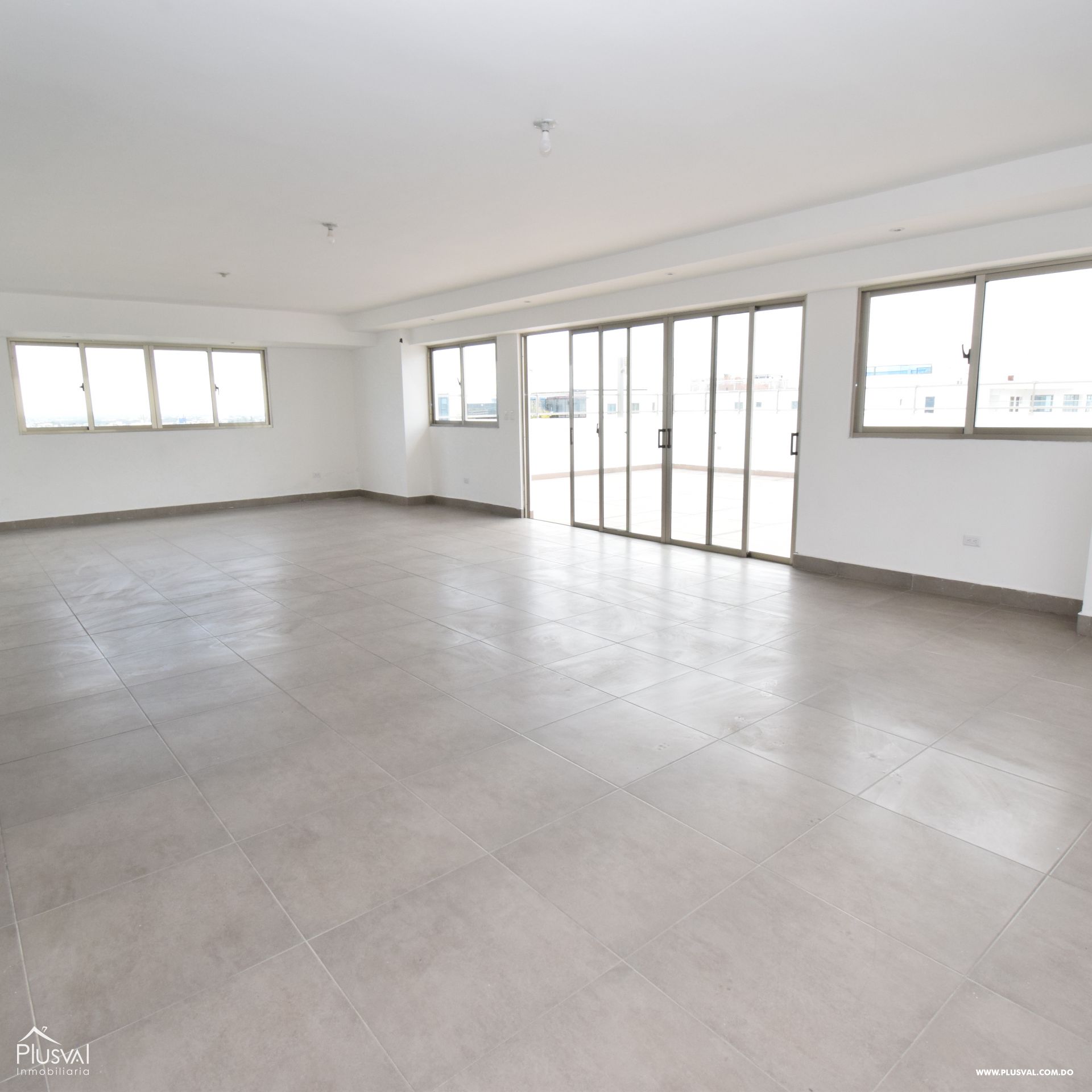 Amplio apartamento en alquiler vacio en Naco 214177