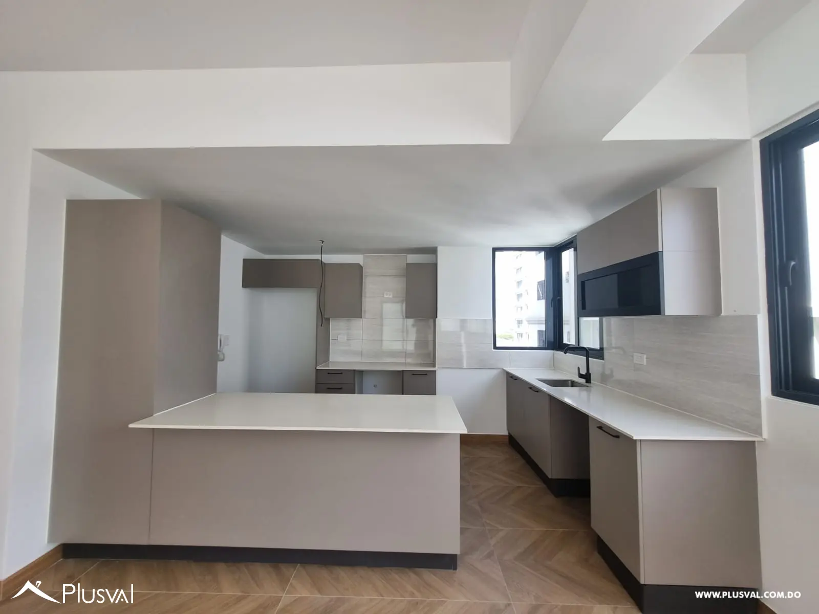 Apartamento en venta en Piantini piso 11 vista parcial al mar 504009
