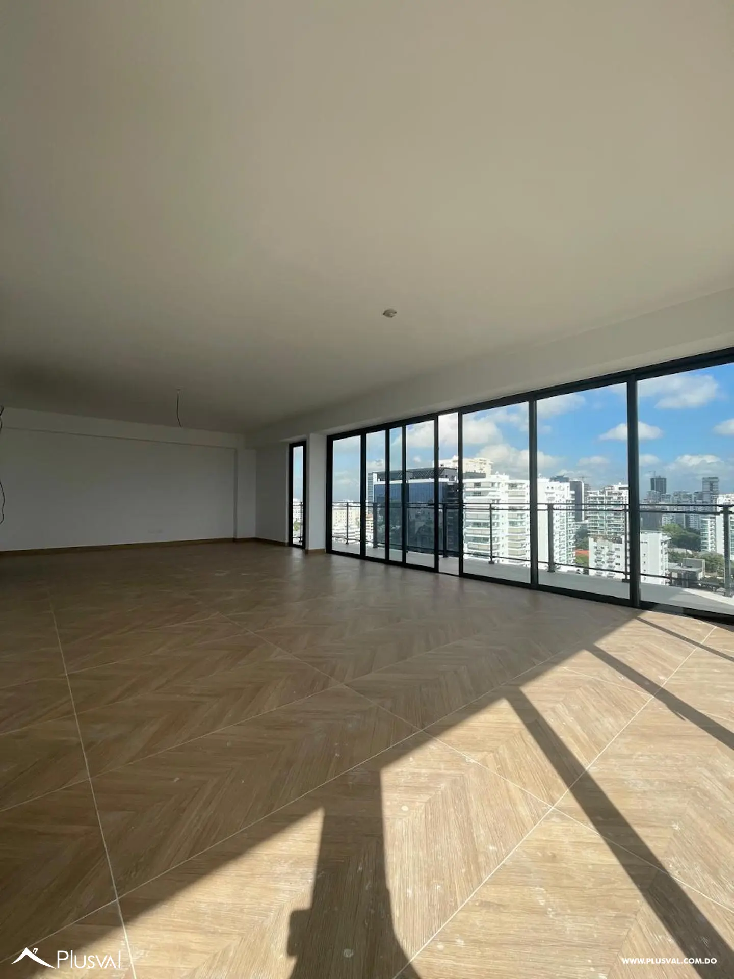 Apartamento en Alquiler en Piantini de 3 Habitaciones + Estudio y 232 m² de Amplios Espacios 452793